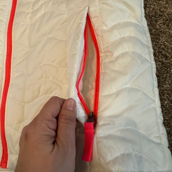 The North Face Women's White Jacket large puffer zip closure & pockets - Picture 13 of 15